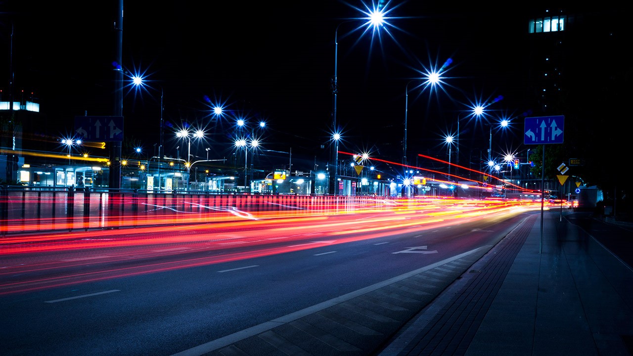 Imagen de luces led en una autopista